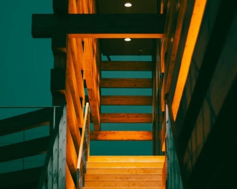 Warmte en karakter de terugkeer van houten elementen in populair interieurdesign