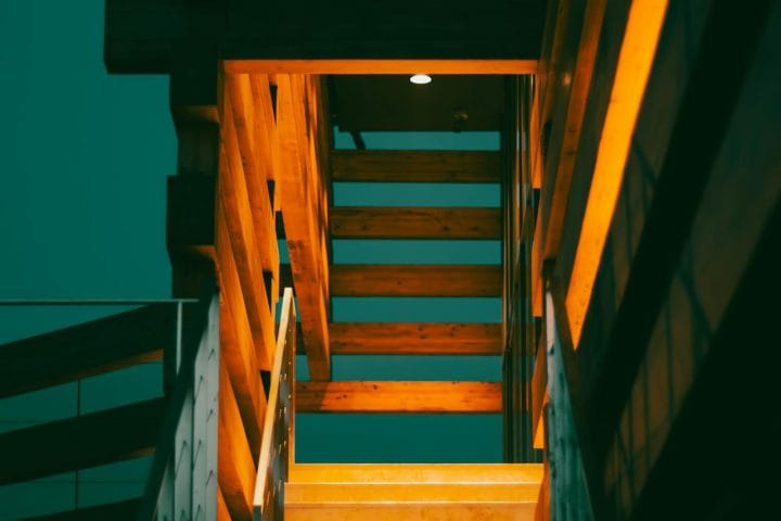 Warmte en karakter de terugkeer van houten elementen in populair interieurdesign